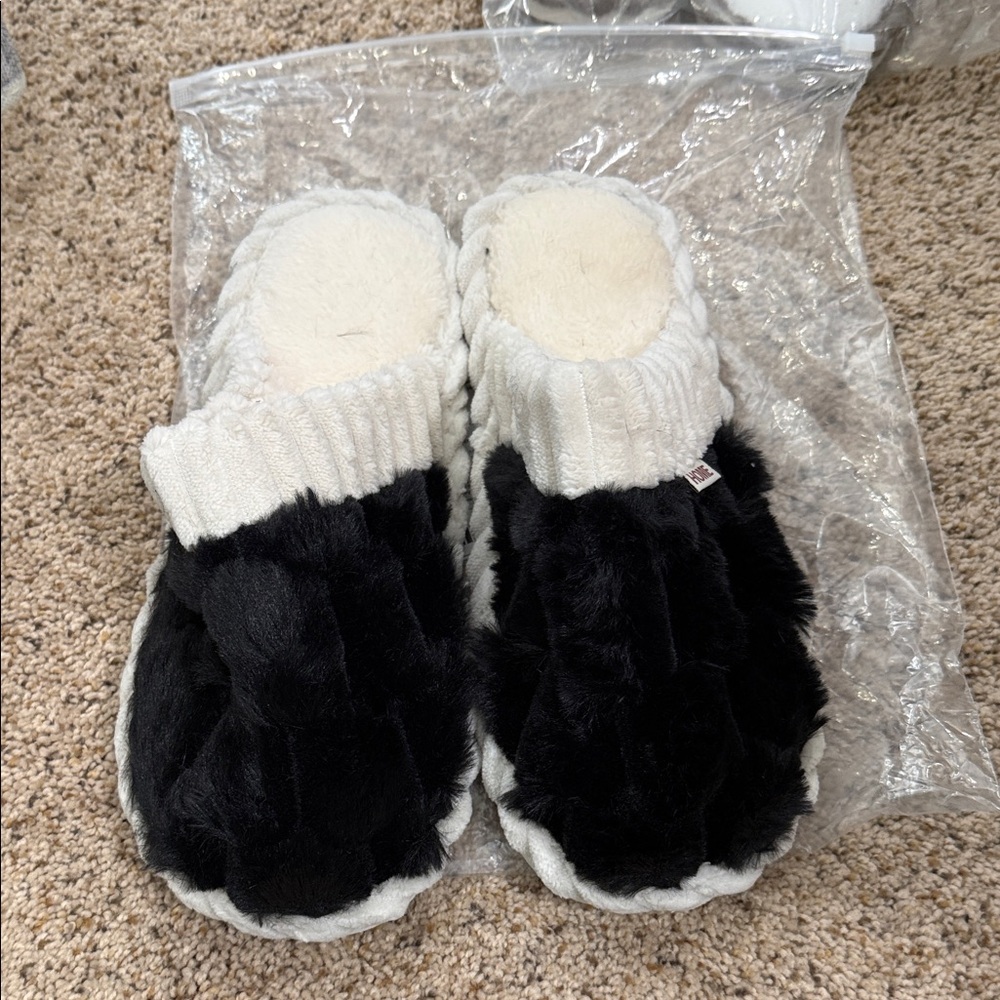 Black and Cream Fuzzy Slide Slippers 7.5-8
